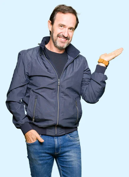 Gutaussehender Mann Mittleren Alters Der Eine Jacke Trägt Fröhlich Lächelt — Stockfoto