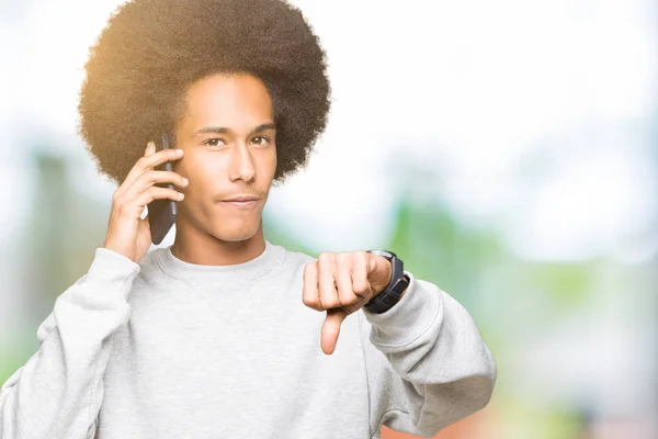 Jonge Afro Amerikaanse Man Met Afro Haar Praten Smartphone Met — Stockfoto