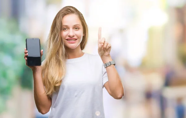 Joven Hermosa Mujer Rubia Mostrando Pantalla Del Teléfono Inteligente Sobre —  Fotos de Stock