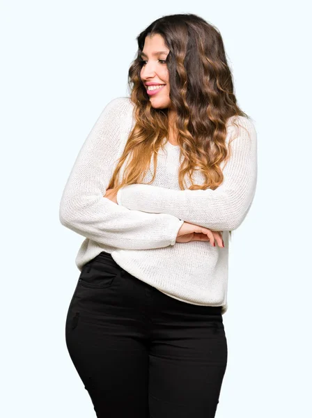 Młoda Piękna Kobieta Noszenia Biały Sweter Uśmiechający Się Patrząc Boku — Zdjęcie stockowe