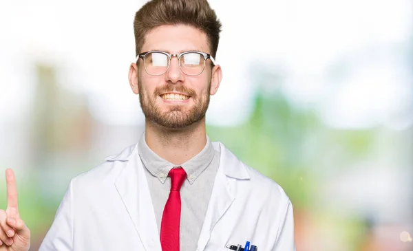 Joven Hombre Científico Guapo Con Gafas Que Muestran Señalan Hacia — Foto de Stock