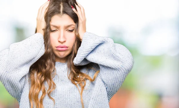 Ung Vacker Kvinna Som Bär Vinter Tröja Lider Huvudvärk Desperat — Stockfoto