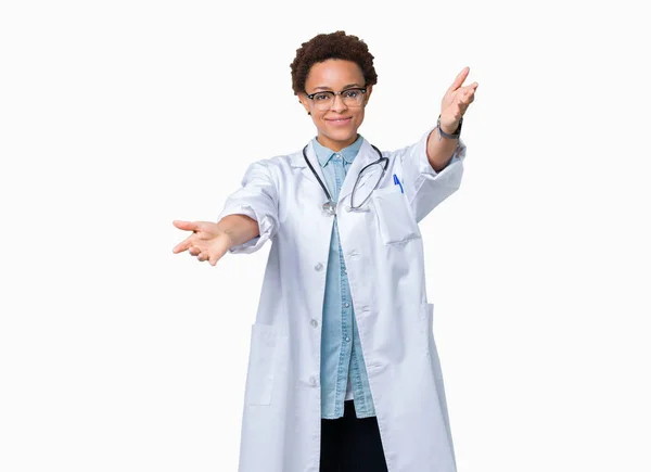 Młody African American Lekarz Kobieta Nosić Płaszcz Medyczny Białym Tle — Zdjęcie stockowe