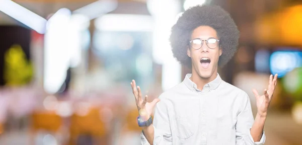 Giovane Uomo Afro Americano Con Capelli Afro Indossa Occhiali Pazzo — Foto Stock