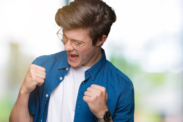 Homem Bonito Jovem Usando Óculos Sobre Fundo Isolado Muito Feliz — Fotografia de Stock