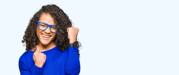 Junge Schöne Frau Mit Lockigem Haar Trägt Brille Sehr Glücklich — Stockfoto