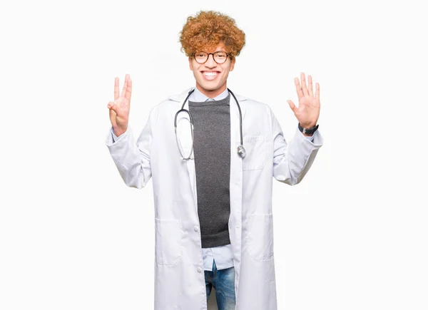 Ung Snygg Läkare Man Bär Medicinsk Coat Visar Och Pekar — Stockfoto