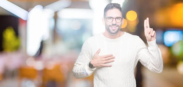 Joven Hombre Guapo Con Gafas Sobre Fondo Aislado Juramento Con — Foto de Stock