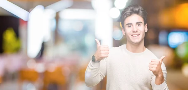 Joven Hombre Guapo Sobre Fondo Aislado Signo Éxito Haciendo Gesto —  Fotos de Stock