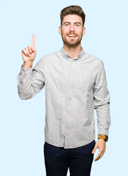 Jonge Knappe Man Draagt Casual Shirt Wijzen Vinger Omhoog Met — Stockfoto