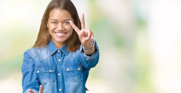 Όμορφη Μελαχρινή Νεαρή Γυναίκα Φοράει Μπλε Τζιν Πουκάμισο Πέρα Από — Φωτογραφία Αρχείου