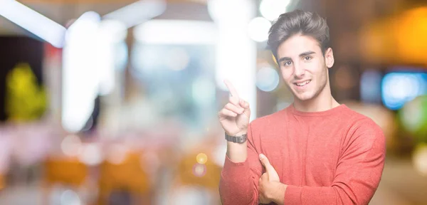 Joven Hombre Guapo Sobre Fondo Aislado Con Una Gran Sonrisa —  Fotos de Stock