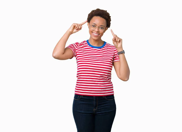 Красивая Молодая Африканская Американка Очках Изолированном Фоне Улыбается Указывая Голову — стоковое фото