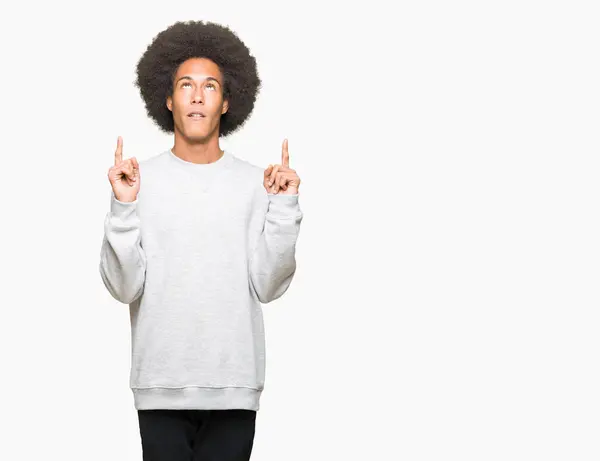 Jovem Afro Americano Com Cabelo Afro Vestindo Camisola Esportiva Surpreso — Fotografia de Stock