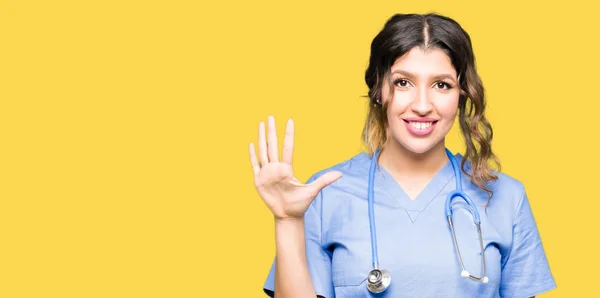 Молода Жінка Лікар Медичній Формі Показує Вказує Пальцями Номер Ять — стокове фото
