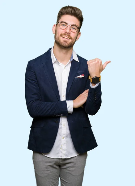 Unga Stiliga Affärsman Som Bär Glasögon Leende Med Glada Ansikte — Stockfoto