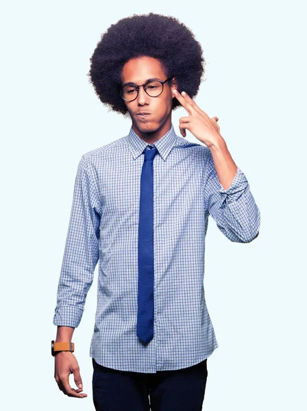 若いアフリカ系アメリカ人ビジネスの男性とアフロの髪を着てメガネ シューティングと手と頭に指 自殺ジェスチャーを指す自分を殺す — ストック写真
