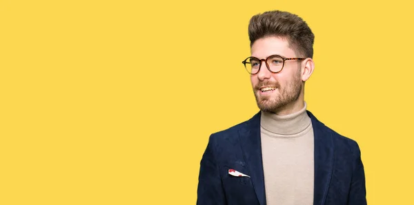 Joven Hombre Negocios Guapo Con Gafas Mirando Hacia Lado Con —  Fotos de Stock