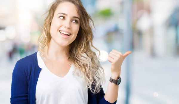 Hermosa Joven Rubia Sobre Fondo Aislado Sonriendo Con Cara Feliz —  Fotos de Stock