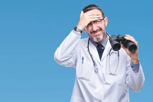 Medelåldern Hoary Överläkare Man Tittar Genom Kikaren Isolerade Bakgrund Stressad — Stockfoto