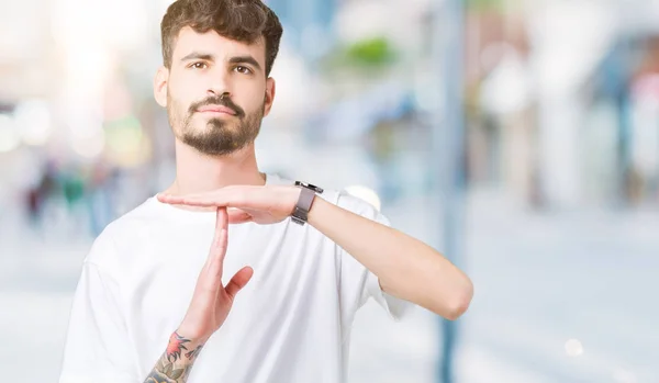 Jonge Knappe Man Dragen Witte Shirt Geïsoleerde Achtergrond Doen Time — Stockfoto