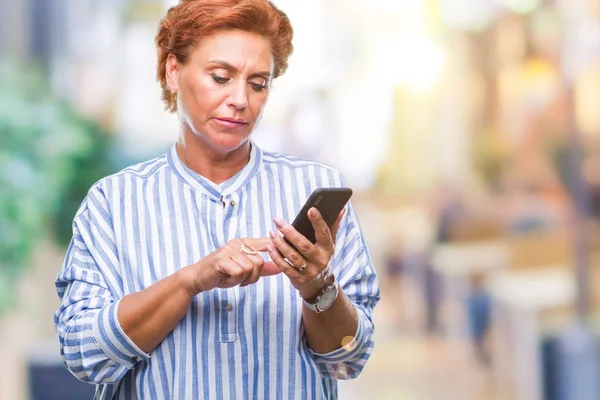 Mulher Ruiva Caucasiana Sênior Atrativa Mensagens Texto Usando Smartphone Sobre — Fotografia de Stock