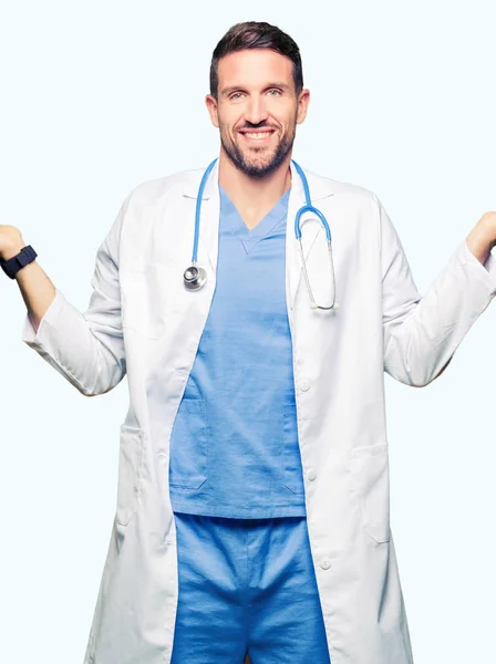 Muž Pohledný Doktor Lékařských Uniformě Nad Izolované Pozadí Úsměvem Zobrazeno — Stock fotografie