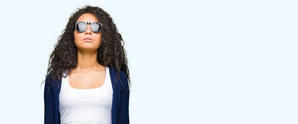 Junges Schönes Mädchen Mit Lockigem Haar Das Eine Modische Sonnenbrille — Stockfoto