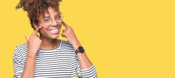 Linda Jovem Afro Americana Vestindo Óculos Sobre Fundo Isolado Sorrindo — Fotografia de Stock