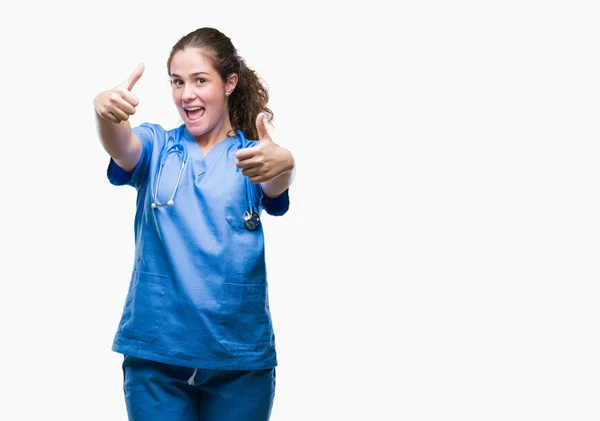 손으로 긍정적인 제스처를 간호사 유니폼을 성공을 카메라 우승자 제스처를 보면서 — 스톡 사진