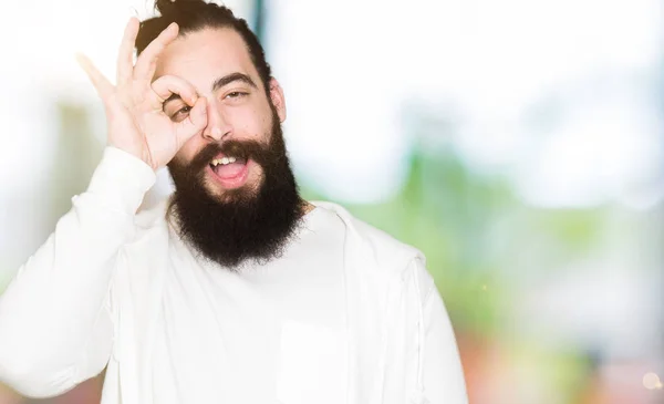 Jovem Com Cabelos Longos Barba Vestindo Camisola Esportiva Fazendo Gesto — Fotografia de Stock