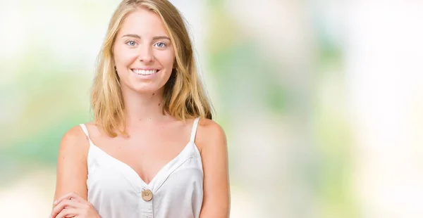 Schöne Junge Frau Über Isoliertem Hintergrund Glücklich Lächelnd Mit Verschränkten — Stockfoto