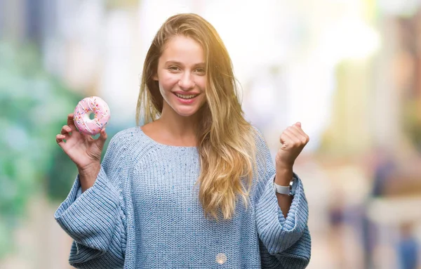 Jeune Belle Femme Blonde Mangeant Beignet Sucré Sur Fond Isolé — Photo