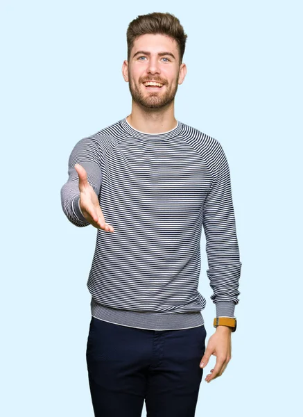 Pemuda Tampan Mengenakan Garis Garis Sweater Tersenyum Ramah Menawarkan Jabat — Stok Foto