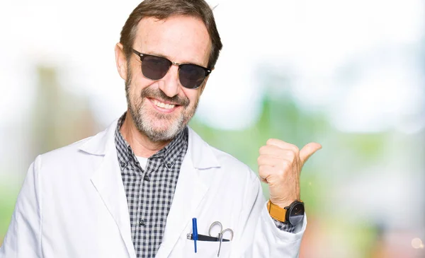 Guapo Médico Mediana Edad Hombre Con Gafas Sol Sonriendo Con — Foto de Stock