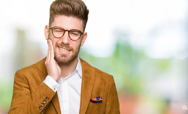 Jovem Homem Negócios Bonito Usando Óculos Tocando Boca Com Mão — Fotografia de Stock