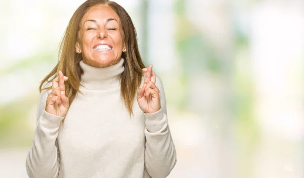 Mooie Middenleeftijd Volwassen Vrouw Winter Trui Dragen Geïsoleerde Achtergrond Glimlachend — Stockfoto