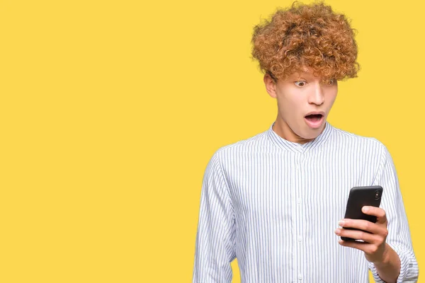 Jonge Knappe Man Bang Schok Smartphone Met Een Verrassing Gezicht — Stockfoto