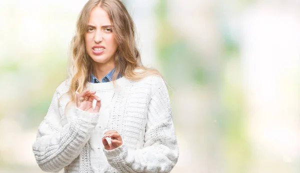 Mooie Jonge Blonde Vrouw Winter Trui Dragen Geïsoleerde Achtergrond Walgen — Stockfoto