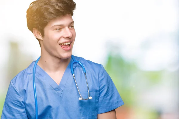 Giovane Medico Che Indossa Uniforme Medica Sfondo Isolato Guardando Altra — Foto Stock