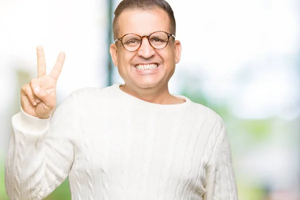 中年のアラブ人にメガネをかけて分離を示す背景と自信を持って 幸せな笑みを浮かべている間 つ番号を指で上向き — ストック写真