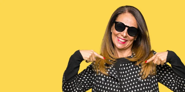 Beautiful Middle Age Woman Wearing Sunglasses Looking Confident Smile Face — Stock Photo, Image