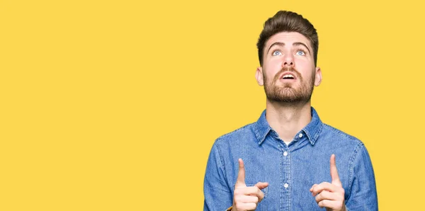 Jovem Homem Loiro Bonito Vestindo Camisa Jeans Casual Espantado Surpreso — Fotografia de Stock