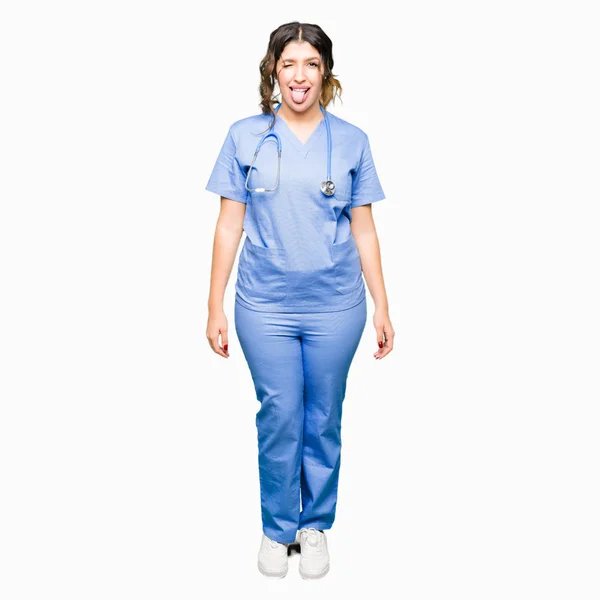 Młody Lekarz Dorosłych Kobieta Sobie Medycznych Uniform Trzymanie Języka Out — Zdjęcie stockowe