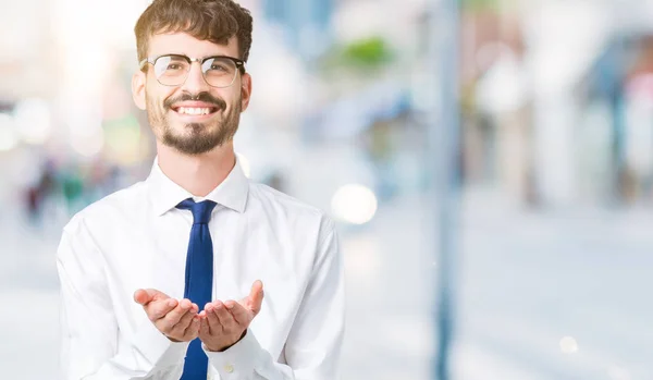Jonge Knappe Business Man Dragen Bril Geïsoleerde Achtergrond Smiling Met — Stockfoto