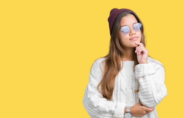 Junge Schöne Brünette Hipsterfrau Mit Sonnenbrille Über Isoliertem Hintergrund Die — Stockfoto