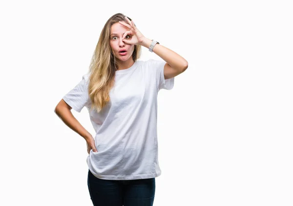 Ung Vacker Blond Kvinna Som Bär Casual Vit Shirt Över — Stockfoto