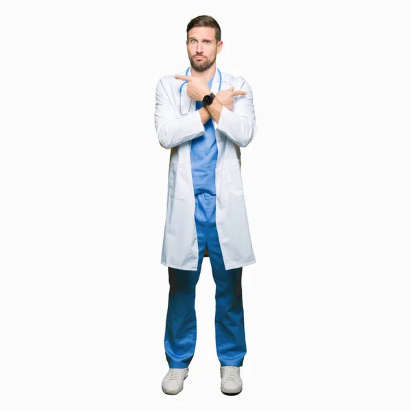 Pohledný Doktor Muže Nosit Lékařské Jednotné Přes Samostatný Pozadí Pointing — Stock fotografie