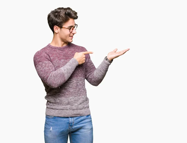 Jovem Homem Bonito Vestindo Óculos Sobre Fundo Isolado Espantado Sorrindo — Fotografia de Stock