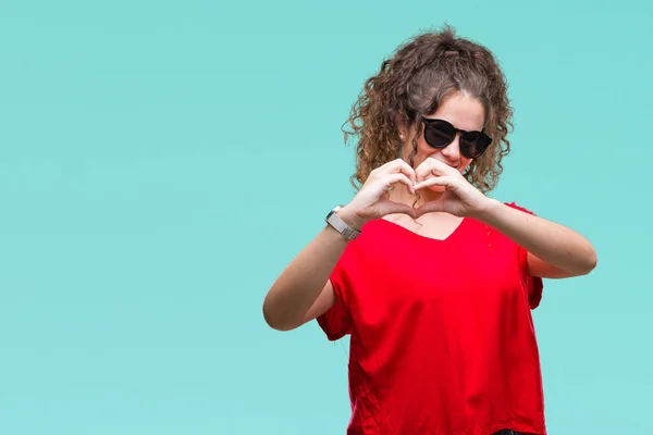 Mooie Brunette Krullend Haar Jong Meisje Dragen Van Een Zonnebril — Stockfoto